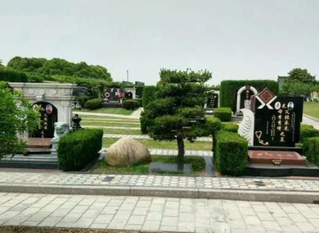 有关华南陵园的预约和安排葬礼的程序是什么？